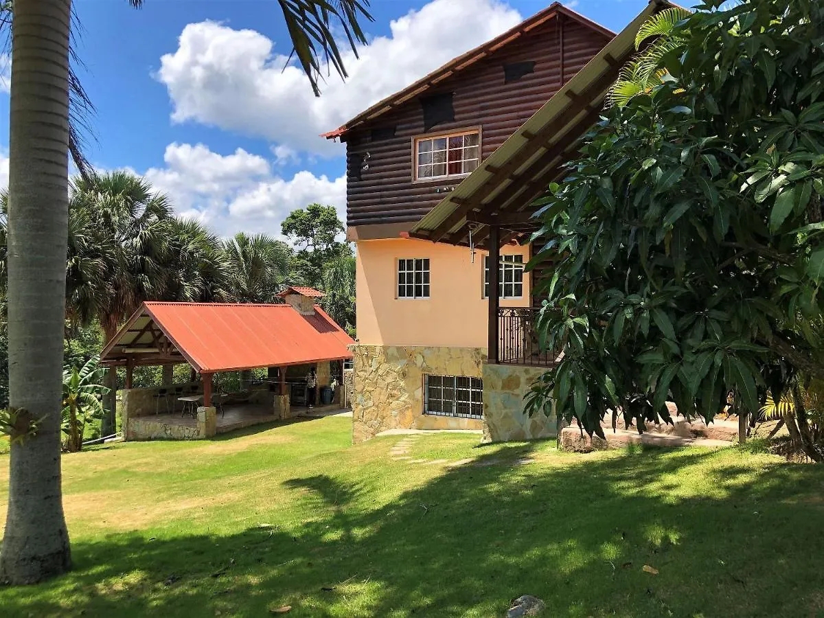 Green Sierra Villa: Luxury Countryside Retreat for 16 Jarabacoa Holiday home