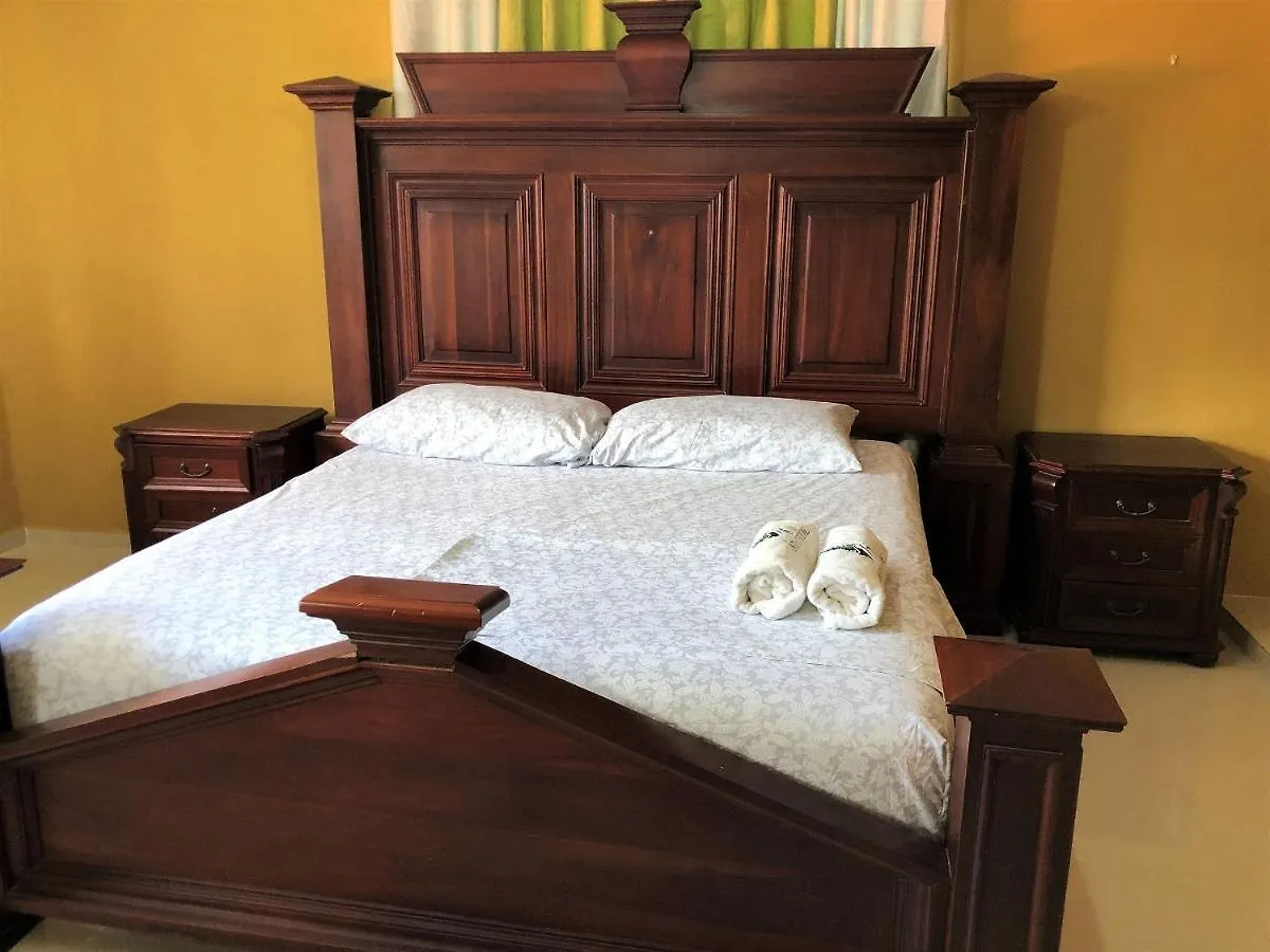 Green Sierra Villa: Luxury Countryside Retreat for 16 Jarabacoa