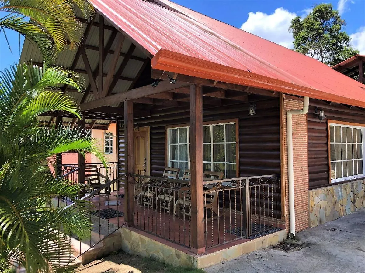 Green Sierra Villa: Luxury Countryside Retreat for 16 Jarabacoa Holiday home